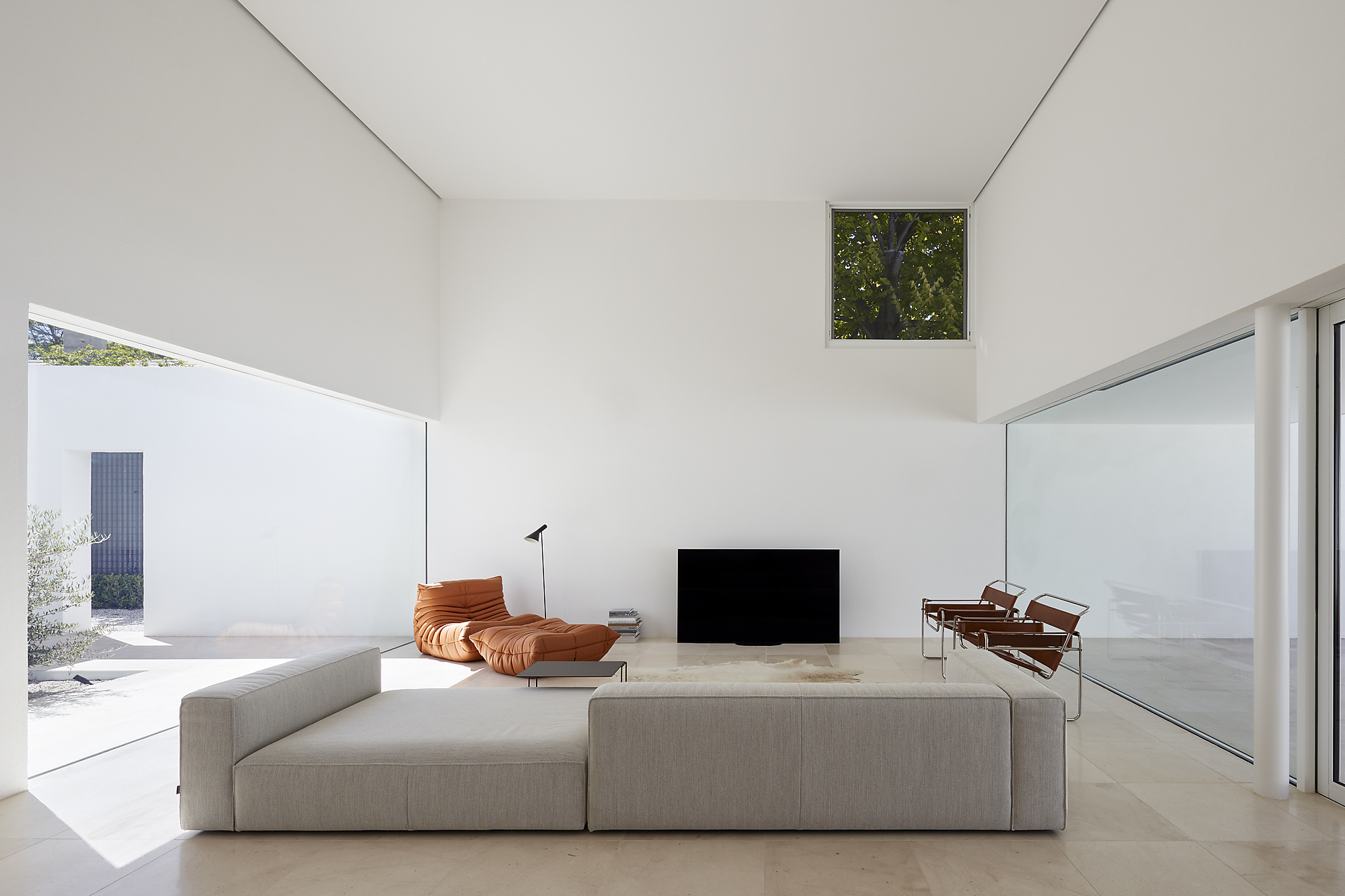 Interior photograph of Margie's Dream by Sam Noonan